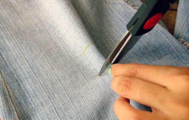 Las herramientas que necesitarás pueden variar. / Archivo Es fácil rasgar tus pantalones