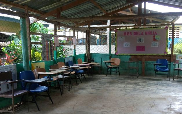 Si llueve los estudiantes se mojan, y cuando hace sol es muy fuerte. / Elena Valdez Estudiantes aún dan clases en salones improvisados