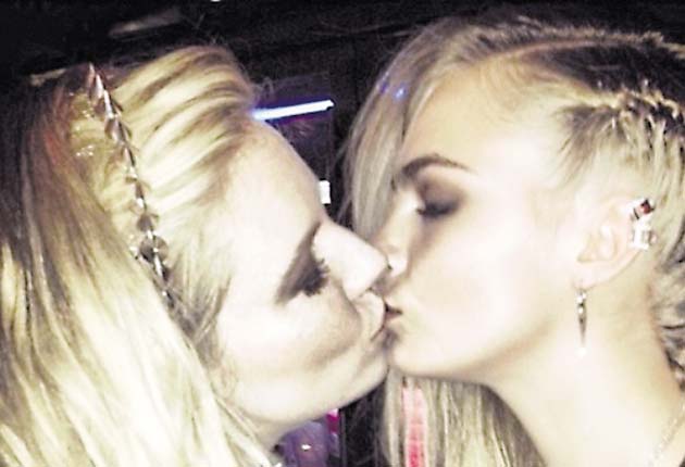 Cara Delevingne y Sienna Miller, en la gala del MET 2013.