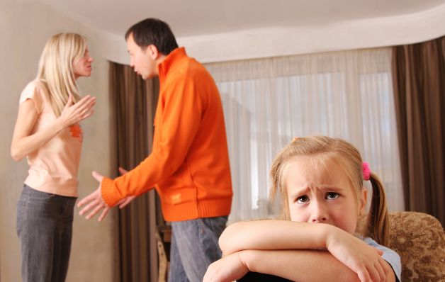 Cuando hay una pareja que no puede dejar de pelear frente a los hijos, es porque hay un grave problema. Dejan huellas en el menor