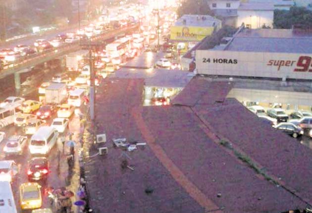 A la altura del puente de San Miguelito, el tranque era descomunal.