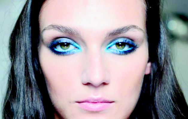 ¿Por qué no dar a estos azules una oportunidad para crear un maquillaje perfecto? Maquíllate con azul metálico