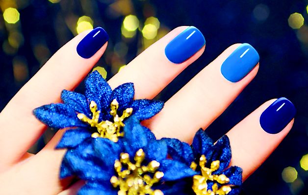 No podía faltar un esmalte de uñas en este tono. Maquíllate con azul metálico