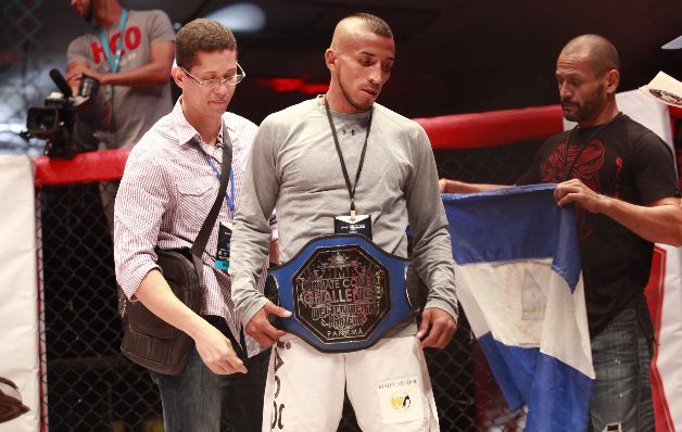 Yasser Castillo recibió por parte de Isaac Ramfis, presidente de la Panamá Fight League, el cinturón que le otorgó la posición de campeón wélter del UCC. / Anayansi Gamez Los fanáticos quedaron 'picados'