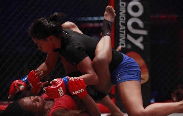 La venezolana Mauris Markano (pantalón azul) dominó con un "armbar" a la panameña Jocelyn "La Pantera" Edwards. / Anayansi Gamez Los fanáticos quedaron 'picados'