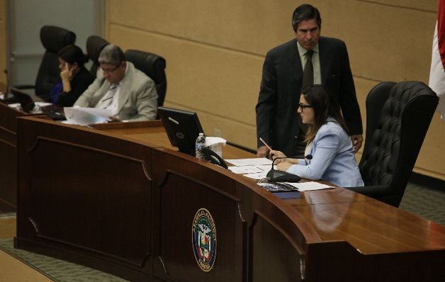 Consultados abogan porque la junta directiva ponga orden. Diputados abusan en el uso de las licencias con salario