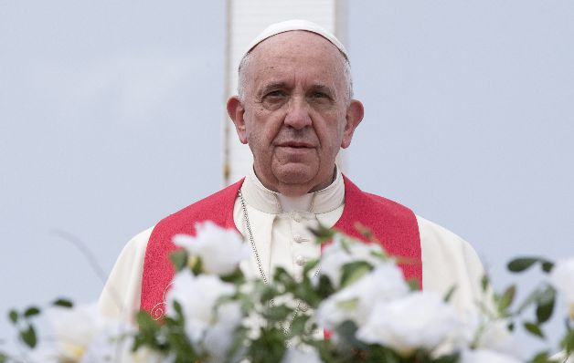 Momentos en que el papa bendice la ciudad desde Loma de la Cruz / EFE Momentos en que el papa bendice la ciudad desde Loma de la Cruz / EFE