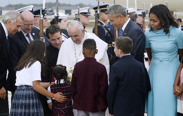 Niños de escuelas católicas regalan flores al papa. Niños de escuelas católicas regalan flores al papa.