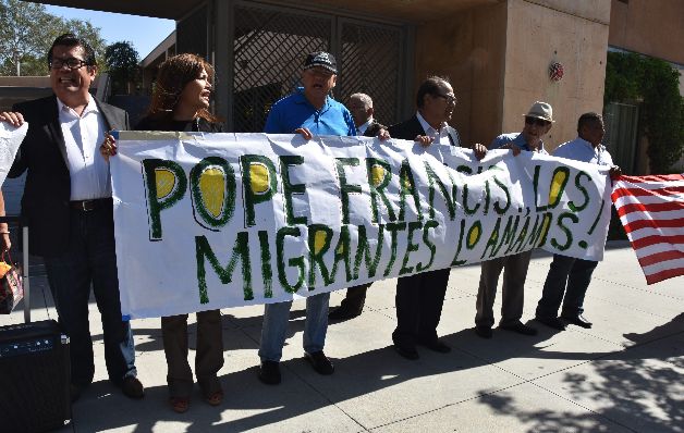 Un grupo pedía por los inmigrantes. / EFE Un grupo pedía por los inmigrantes. / EFE