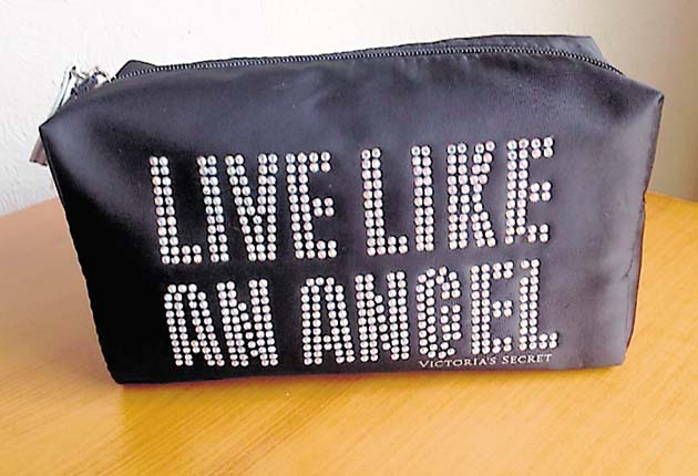 Lleva tu maquillaje bien asegurado, en tu mano o dentro de la cartera. Lleva tu maquillaje bien asegurado, en tu mano o dentro de la cartera.