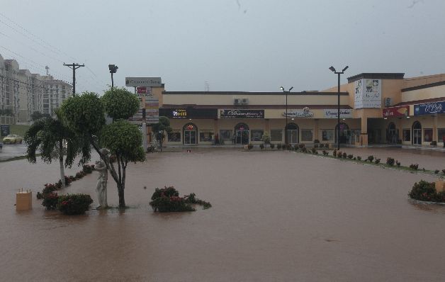 Country Plaza II se volvió a inundar; comercios resultaron afectados. Country Plaza II se volvió a inundar; comercios resultaron afectados.