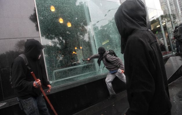 Realizan actos vandálicos. / EFE Miles marchan al año de la desaparición de unos 43 estudiantes