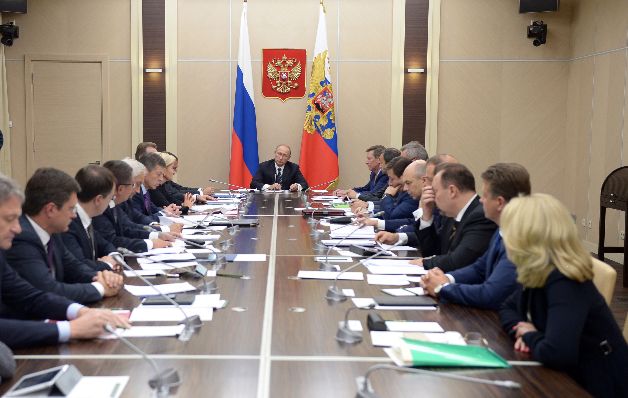 Vladimir Putin con funcionarios del gobierno. Vladimir Putin con funcionarios del gobierno.