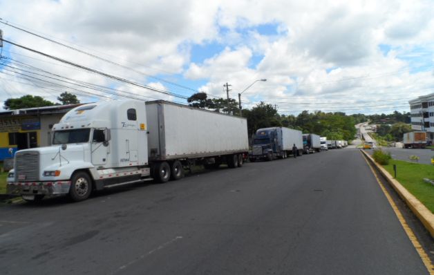 Camioneros esperan por facilidades en Paso Canoas 