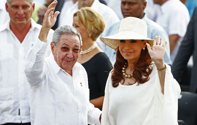 Cuestionan viaje de la primera dama a Cuba