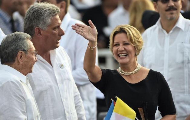 La primera dama saluda antes de la misa del domingo. / AFP