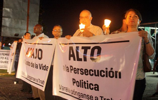 Anoche militantes de CD protestaron frente a la sede del partido.  / Cortesía