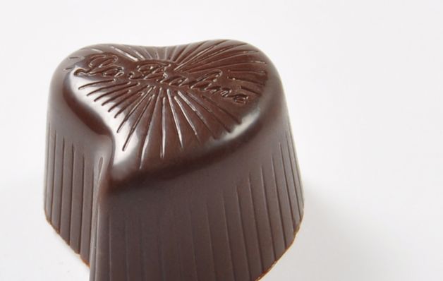 La feniletilamina, compuesto presente en el chocolate, es la misma sustancia que produce el cerebro cuando se está enamorado.