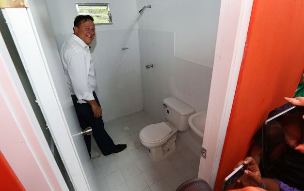 Varela: Momento cuando el presidente Juan Carlos Varela entregó el primer baño higiénico del Programa Sanidad Básica 100/0. Hasta el momento se desconoce el avance de una de las principales promesas del Gobierno y se criticó el costo de los sanitarios ($3,000 cada uno).