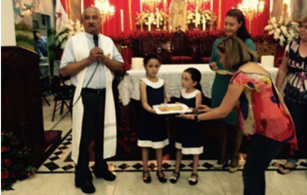 Acto de entrega del nuevo escapulario para la virgen. /Foto: Cortesía