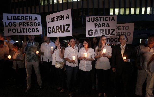 Las protestas contra las detenciones políticas se iniciaron anoche, con una vigilia en el edificio Avesa.