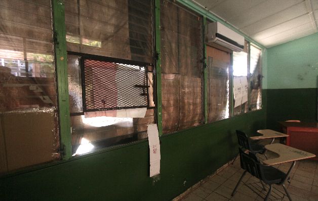 Las ventanas de los salones del colegio Fermín Naudeau están totalmente destruidas y cubiertas con papel para que no entre la luz. 