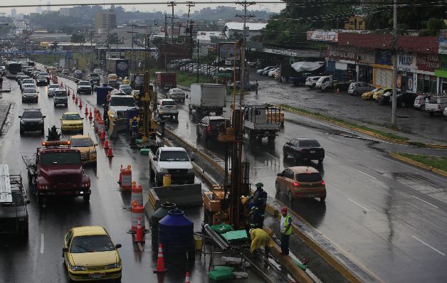 Realizan desvíos en la Domingo Díaz por sondeos de estudios de suelos e inspecciones en la avenida.