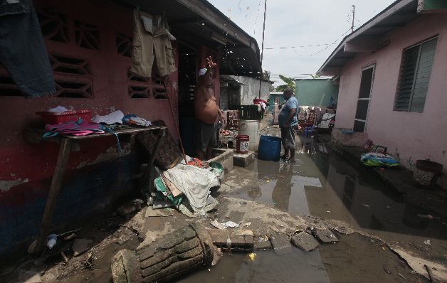 Otros no habían terminado de limpiar sus casas por la primera inundación cuando llegó la segunda.  / Edwin González 