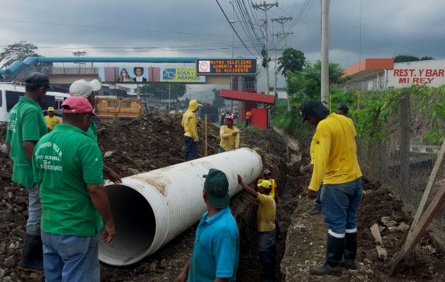 MOP intenta enfrentar problema de inundación en la carretera Interamericana, a la altura de la 24 de Diciembre