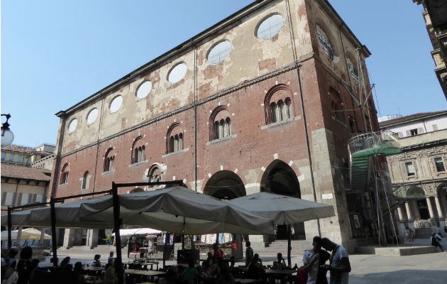 Bajos del Palacio de la Región, en la Plaza del Mercado, una de las más visitadas de Milán, y muy relacionada con Leonardo da Vinci. Foto/EFE