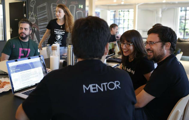 Un grupo de personas trabajan en el campus de Madrid, un centro solo presente hasta el momento en Londres, Tel Aviv y Seúl que tiene como misión hacer brotar ideas emprendedoras. Foto/EFE