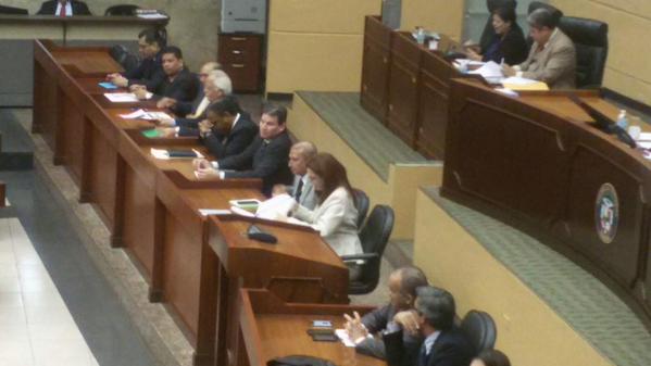 La directora estuvo acompañada de otros directivos. Foto/Asamblea La directora estuvo acompañada de otros directivos. Foto/Asamblea