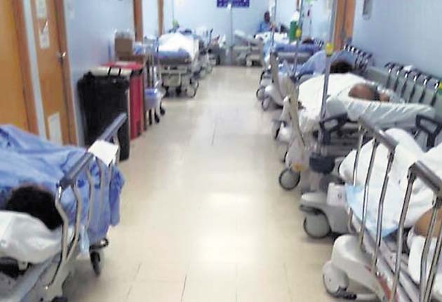 Asegurados y pensionados denuncian que no hay cuartos ni camas para que sean hospitalizados en el Complejo Hospitalario Dr. Arnulfo Arias Madrid ubicado en la vía  Transístmica. Algunos son ubicados en los pasillos. 