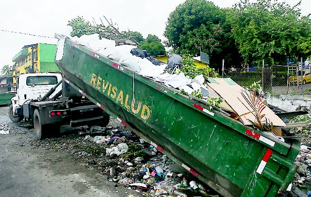 El debate de la recolección de la basura puede notarse durante un recorrido a San Miguelito.  / Edwin González