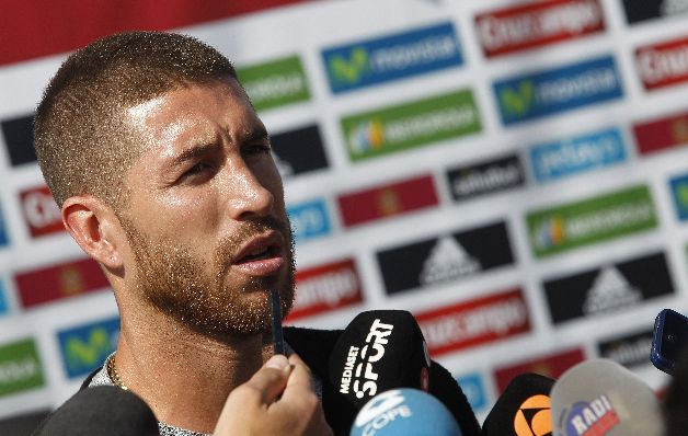 Sergio Ramos se despidió de la convocatoria por lesión. / EFE