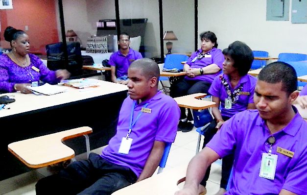 Un grupo de invidentes se capacitan en hotelería. / Antonio Pérez
