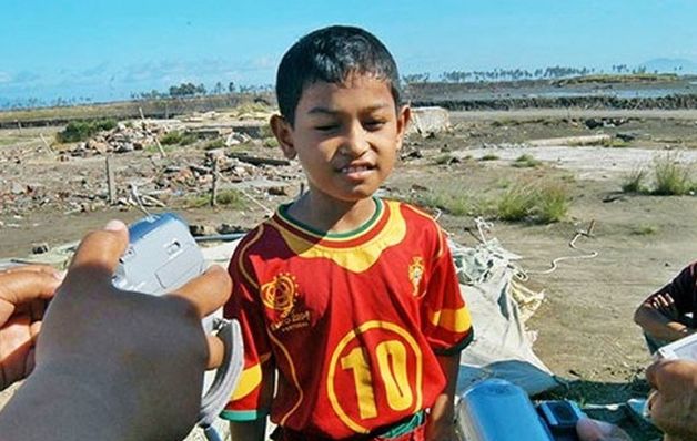 Martunis cuando fue rescatado, con la casaca de Portugal. / Cortesía Martunis y un ángel llamado CR-7