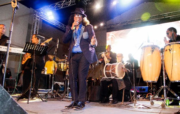 Sergio Vargas siempre hace bailar a sus seguidores. Noche de rumba con música latina