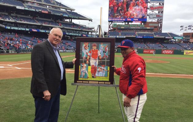 Carlos Ruiz recibió ayer una pintura como premio a su hazaña. / Filis Carlos Ruiz recibió ayer una pintura como premio a su hazaña. / Filis
