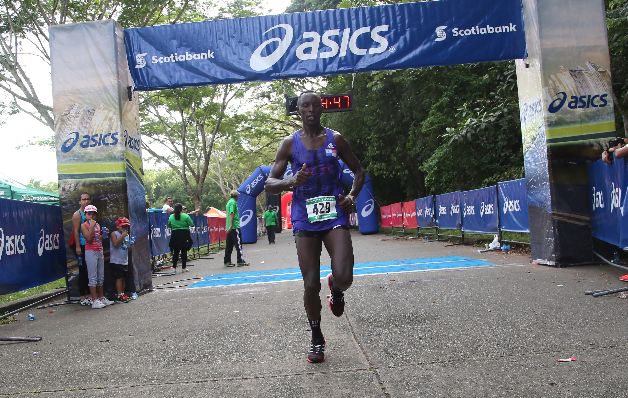 Joel Kiptanui es un corredor keniano que llegó al país junto a otros coterráneos y siempre destaca en los podios de las carreras recreativas locales. Joel Kiptanui es un corredor keniano que llegó al país junto a otros coterráneos y siempre destaca en los podios de las carreras recreativas locales.