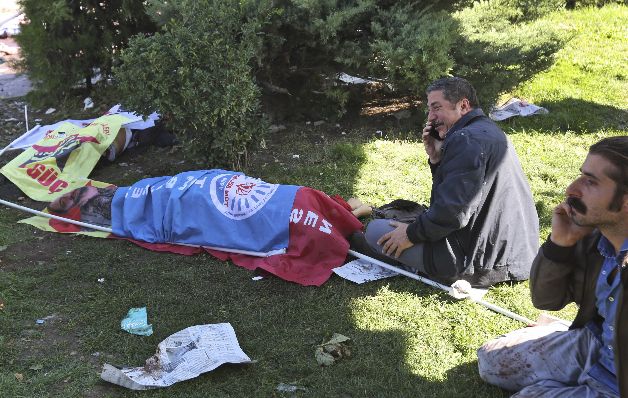 Un hombre llora junto al cuerpo de una de las víctimas. Turquía sufre uno de los peores atentados terroristas