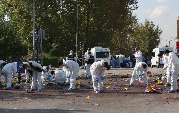 Forenses inspeccionan la zona de las explosiones. Turquía sufre uno de los peores atentados terroristas