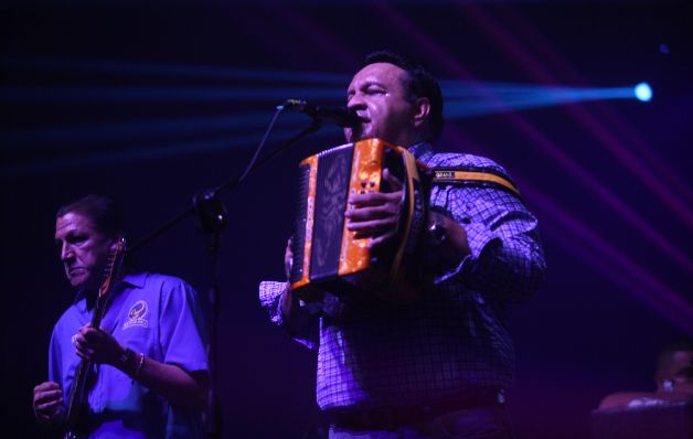 Osvaldo Ayala sudó la gota gorda con los bailadores. Bailadores gozaron al son de lo nuestro
