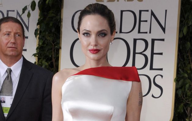 Angelina Jolie se quitó los senos para evitar el cáncer. Angelina Jolie se quitó los senos para evitar el cáncer.