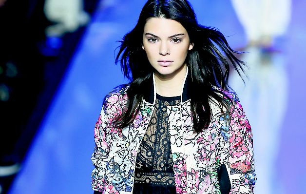 Kendall Jenner fue una de las modelos famosas que desfilaron para Elie Saab. Modela una propuesta juvenil y rebelde. Kendall Jenner fue una de las modelos famosas que desfilaron para Elie Saab. Modela una propuesta juvenil y rebelde.