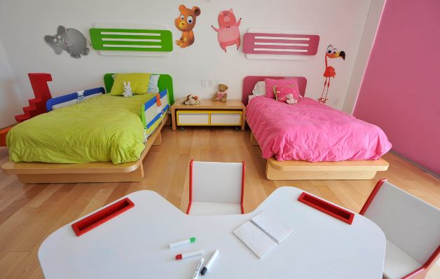 ¿Quién dijo que no se podía? Sí es posible decorar la mitad de la habitación para un niño y la otra mitad para su hermana. Pueden compartir algunos muebles. / Archivo ¿Quién dijo que no se podía? Sí es posible decorar la mitad de la habitación para un niño y la otra mitad para su hermana. Pueden compartir algunos muebles. / Archivo