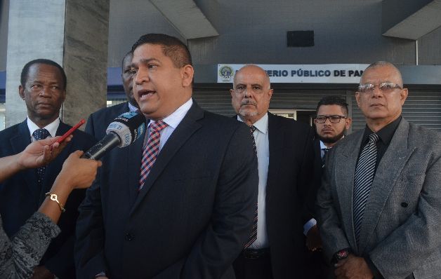 Juristas del Movimiento SOS piden ver expedientes. / Edwin González Juristas del Movimiento SOS piden ver expedientes. / Edwin González