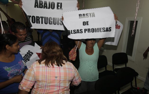 Las familias afectadas por el deslizamiento de tierra en Samaria, San Miguelito, han pedido que se ejecuten las promesas del Gobierno y frene el "tortuguismo", a través de la adjudicación de soluciones habitacionales. / Archivo Las familias afectadas por el deslizamiento de tierra en Samaria, San Miguelito, han pedido que se ejecuten las promesas del Gobierno y frene el "tortuguismo", a través de la adjudicación de soluciones habitacionales. / Archivo