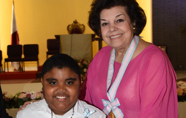 2. Alumno ganador del primer premio de la categoría de oratoria, Juan de Dios Lasso López, estudiante de quinto grado de la escuela de Cabuya de Parita, en la provincia de Herrera, y la presidenta de la asociación, Sra. Anita de Moreno. 2. Alumno ganador del primer premio de la categoría de oratoria, Juan de Dios Lasso López, estudiante de quinto grado de la escuela de Cabuya de Parita, en la provincia de Herrera, y la presidenta de la asociación, Sra. Anita de Moreno.