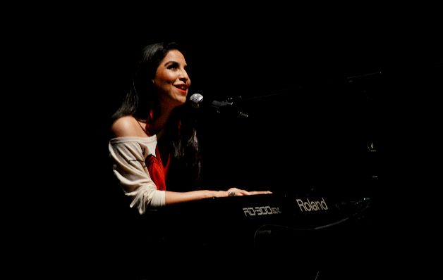 Grettel Garibaldi también tuvo su participación en tarima. / Jaime Cordero Cincuenta años con Joan Manuel Serrat